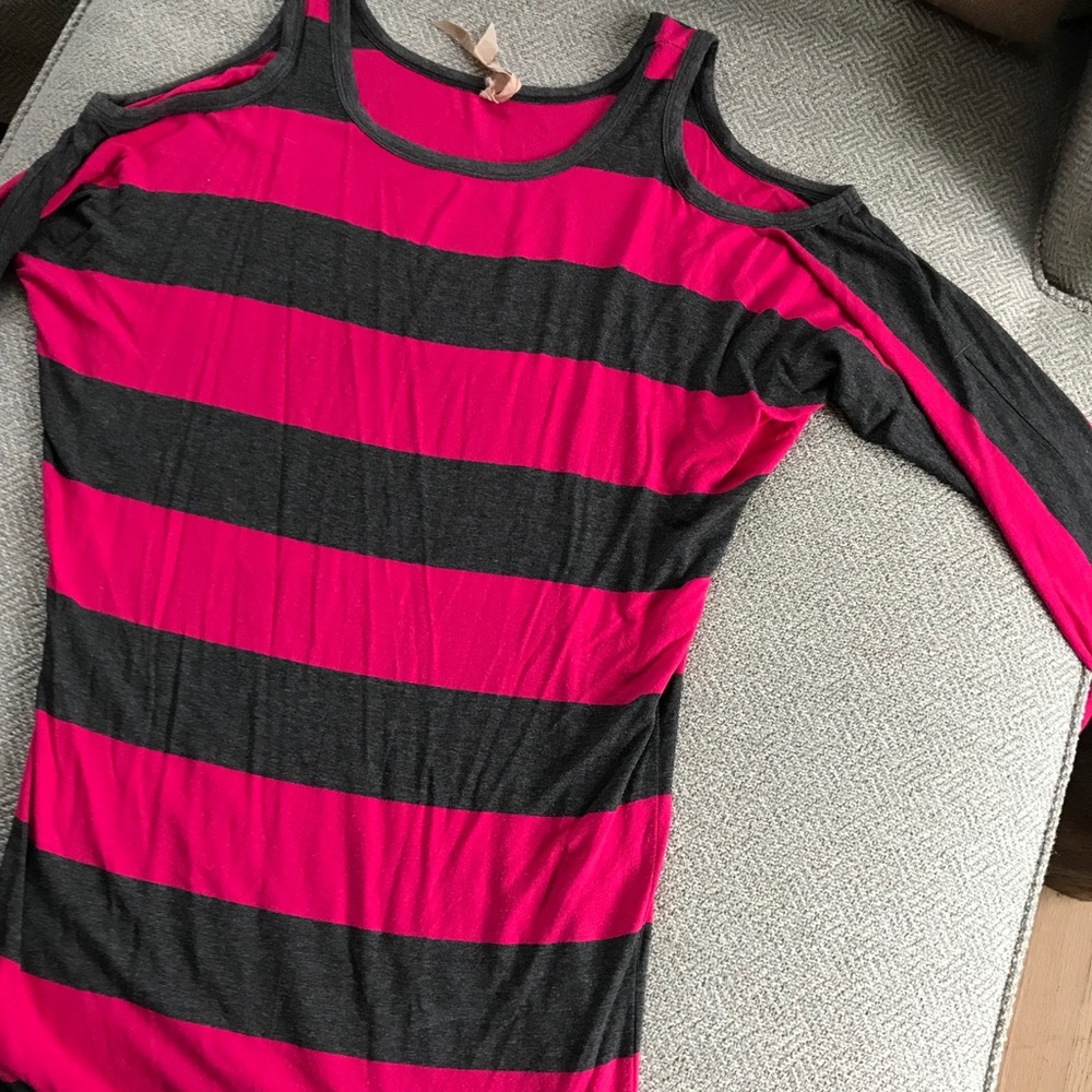 Striped long stretchy top, exposed shoulders